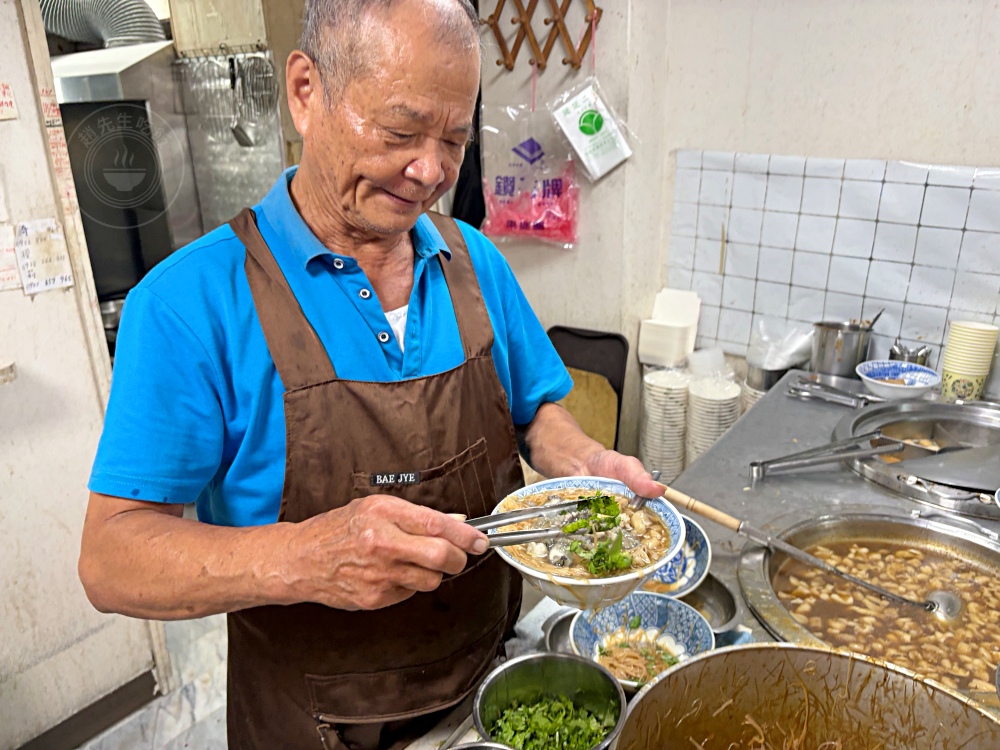 阿公的大腸蚵仔麵線，40年餐車變店面，有誠意料超多，在地人帶路才知 @趙先生吃飯