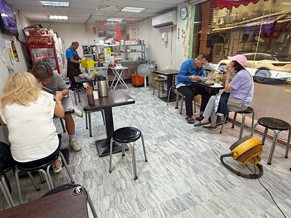 阿公的大腸蚵仔麵線,40年餐車變店面,有誠意料超多,在地人帶路才知 @趙先生吃飯 阿公的大腸蚵仔麵線,40年餐車變店面,有誠意料超多,在地人帶路才知 @趙先生吃飯