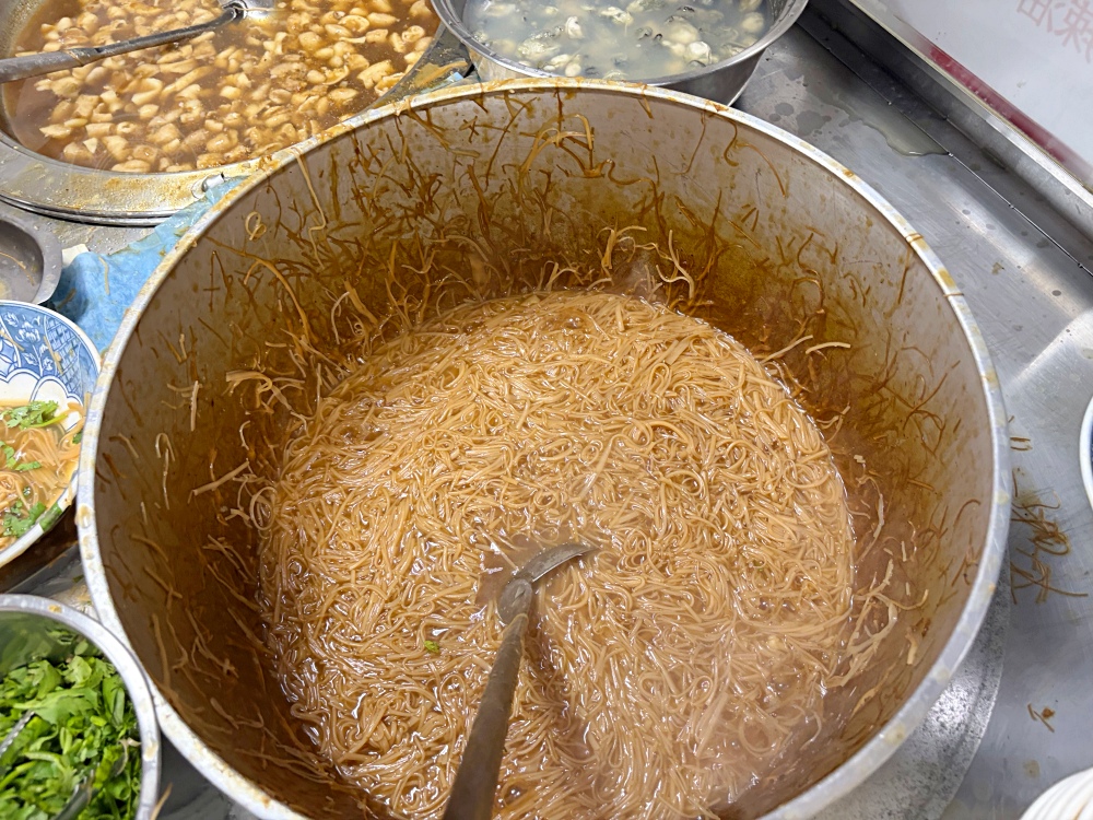 阿公的大腸蚵仔麵線，40年餐車變店面，有誠意料超多，在地人帶路才知 @趙先生吃飯