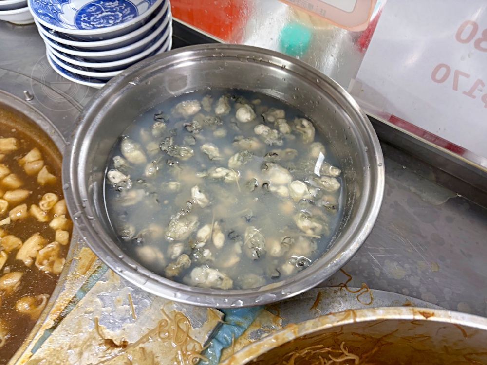 阿公的大腸蚵仔麵線，40年餐車變店面，有誠意料超多，在地人帶路才知 @趙先生吃飯