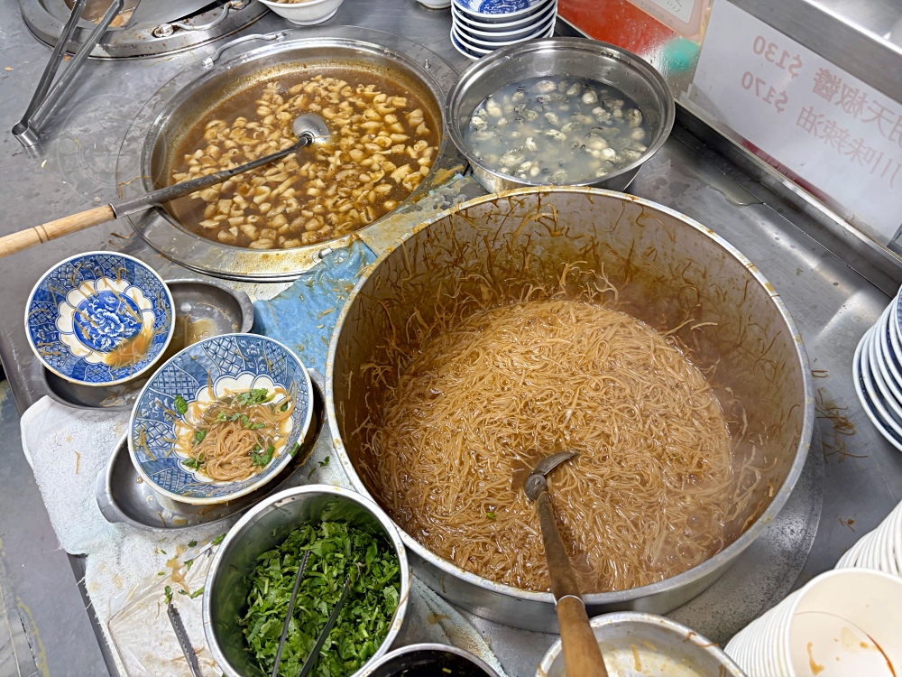 阿公的大腸蚵仔麵線,40年餐車變店面,有誠意料超多,在地人帶路才知 @趙先生吃飯 阿公的大腸蚵仔麵線,40年餐車變店面,有誠意料超多,在地人帶路才知 @趙先生吃飯