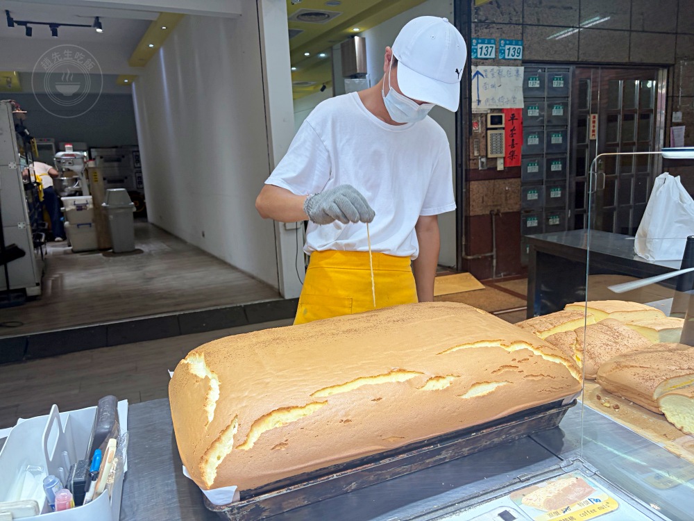 超巨大傳統古早味蛋糕，110元就超大塊，出名到外國人也超愛來買！ @趙先生吃飯