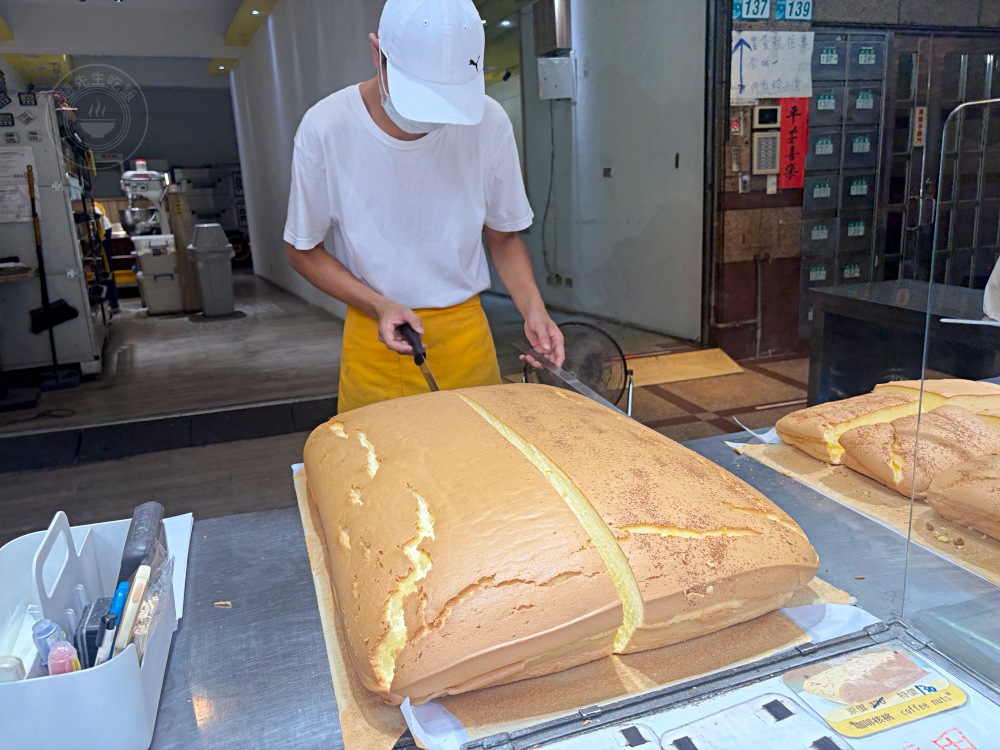 超巨大傳統古早味蛋糕，110元就超大塊，出名到外國人也超愛來買！ @趙先生吃飯