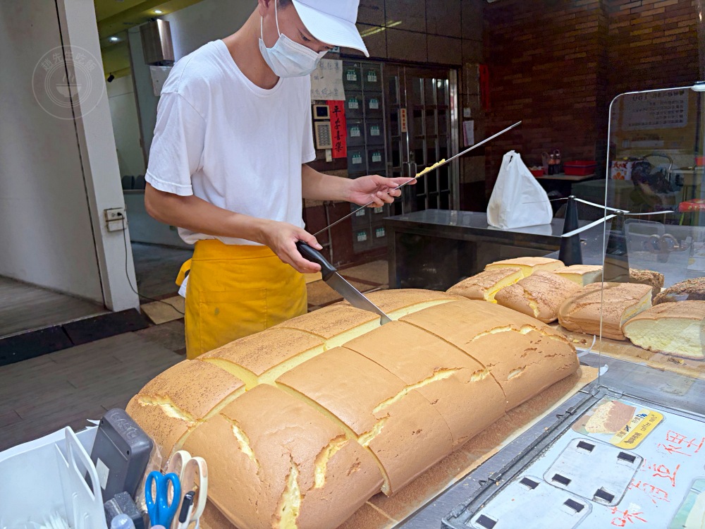 超巨大傳統古早味蛋糕，110元就超大塊，出名到外國人也超愛來買！ @趙先生吃飯