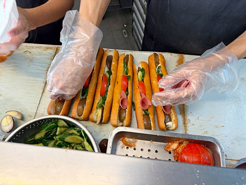 這家小姐姐非常狠，料包非常多，超大條營養三明治一條才40元！ @趙先生吃飯