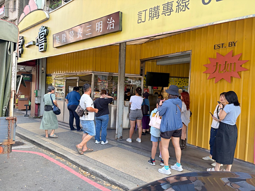 這家小姐姐非常狠,料包非常多,超大條營養三明治一條才40元! @趙先生吃飯 這家小姐姐非常狠,料包非常多,超大條營養三明治一條才40元! @趙先生吃飯
