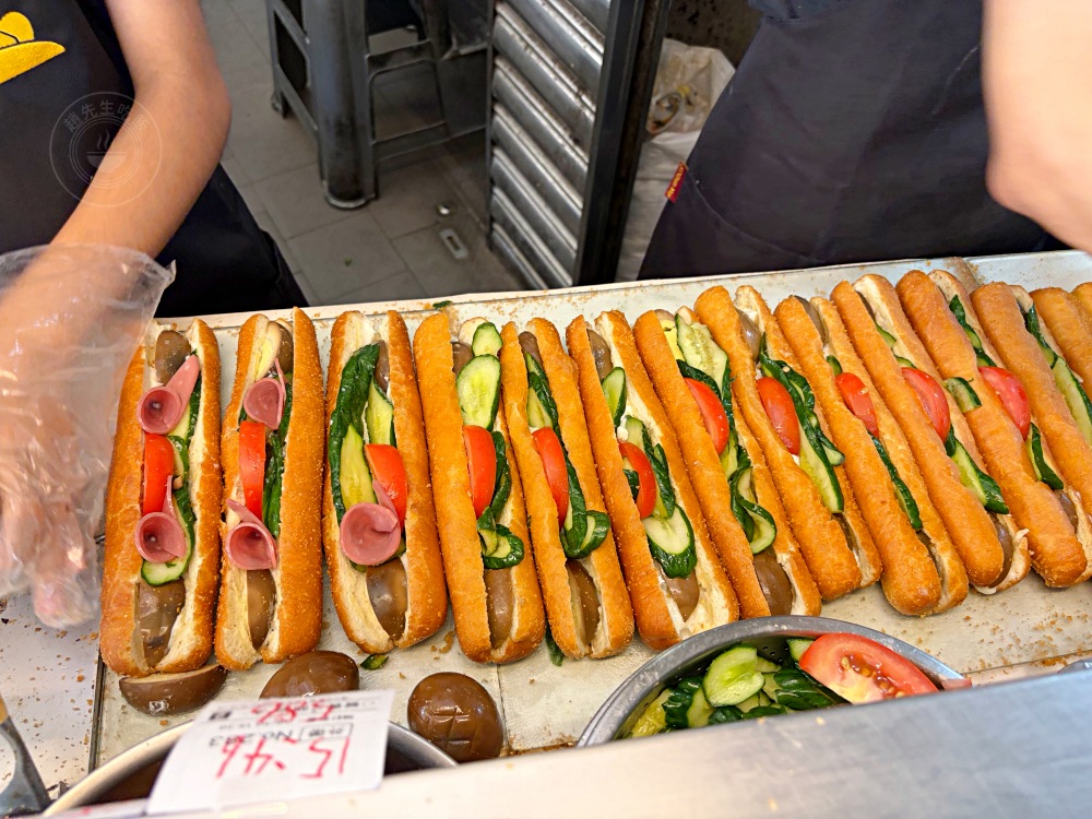 這家小姐姐非常狠,料包非常多,超大條營養三明治一條才40元! @趙先生吃飯 這家小姐姐非常狠,料包非常多,超大條營養三明治一條才40元! @趙先生吃飯