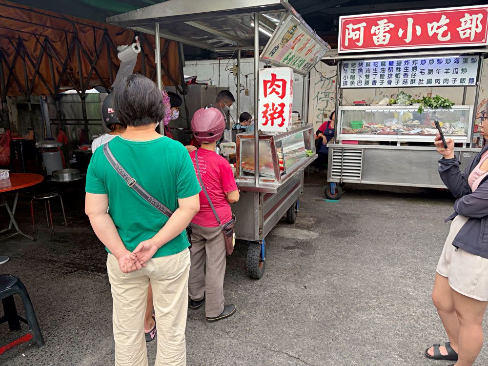 第一次體驗,很像在辦桌吃小吃,竟然常常在排隊,肉粥、紅燒肉必點! @趙先生吃飯 第一次體驗,很像在辦桌吃小吃,竟然常常在排隊,肉粥、紅燒肉必點! @趙先生吃飯