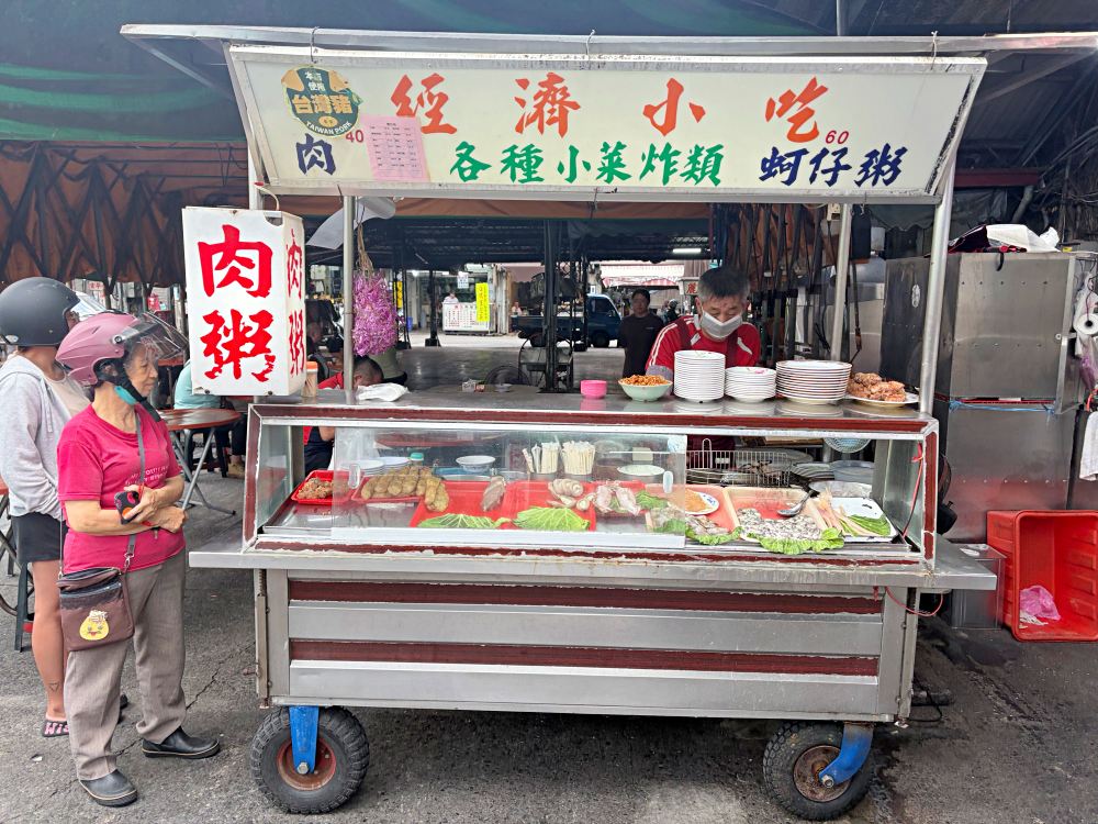 第一次體驗，很像在辦桌吃小吃，竟然常常在排隊，肉粥、紅燒肉必點！ @趙先生吃飯