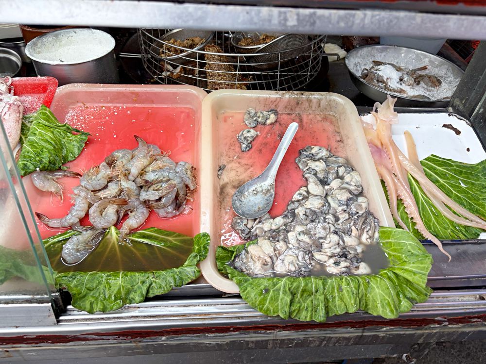 第一次體驗，很像在辦桌吃小吃，竟然常常在排隊，肉粥、紅燒肉必點！ @趙先生吃飯