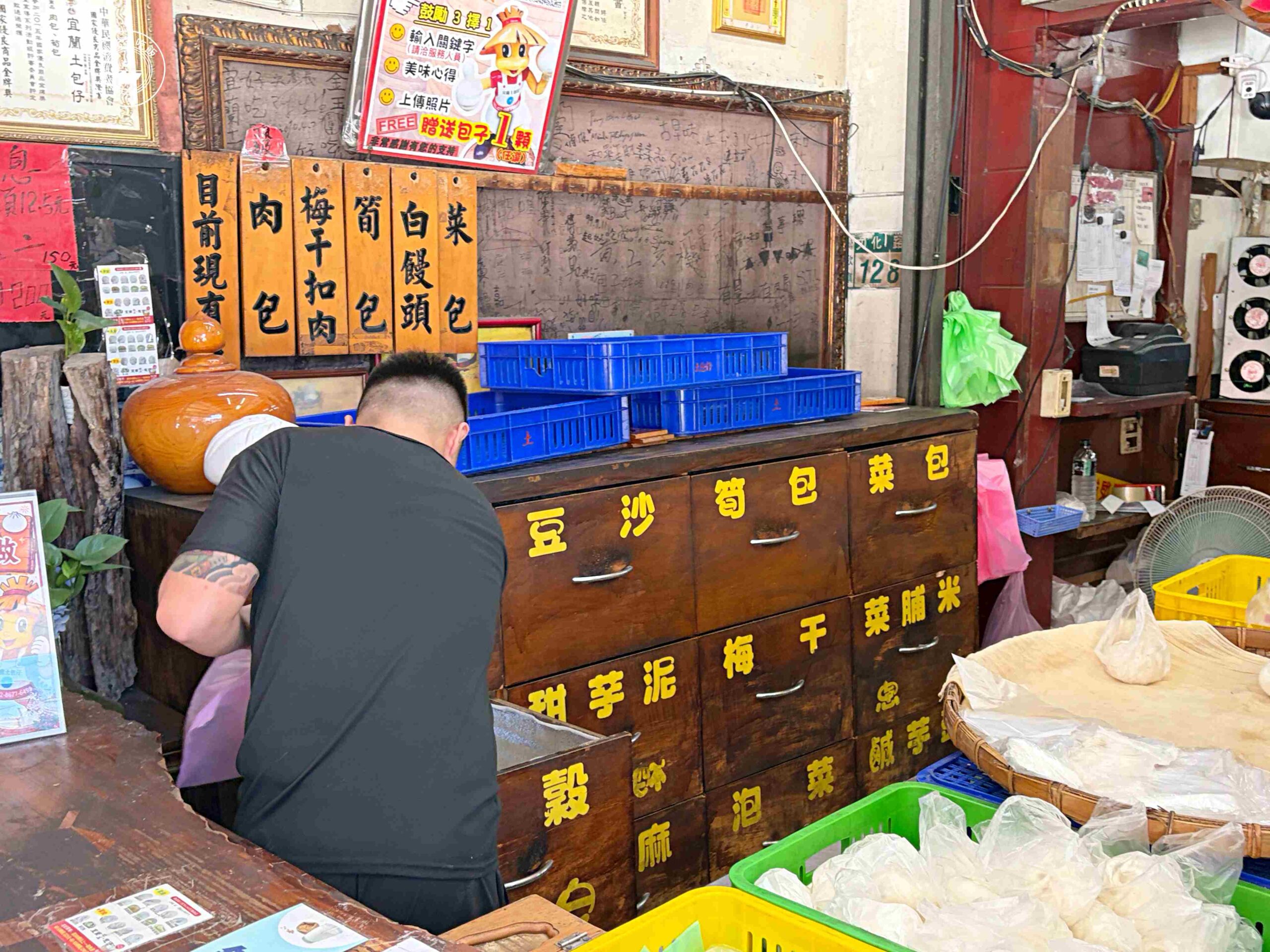包手賣包子的老闆真狠，各種包子通通15元，大顆又好吃，大家狂買！ @趙先生吃飯