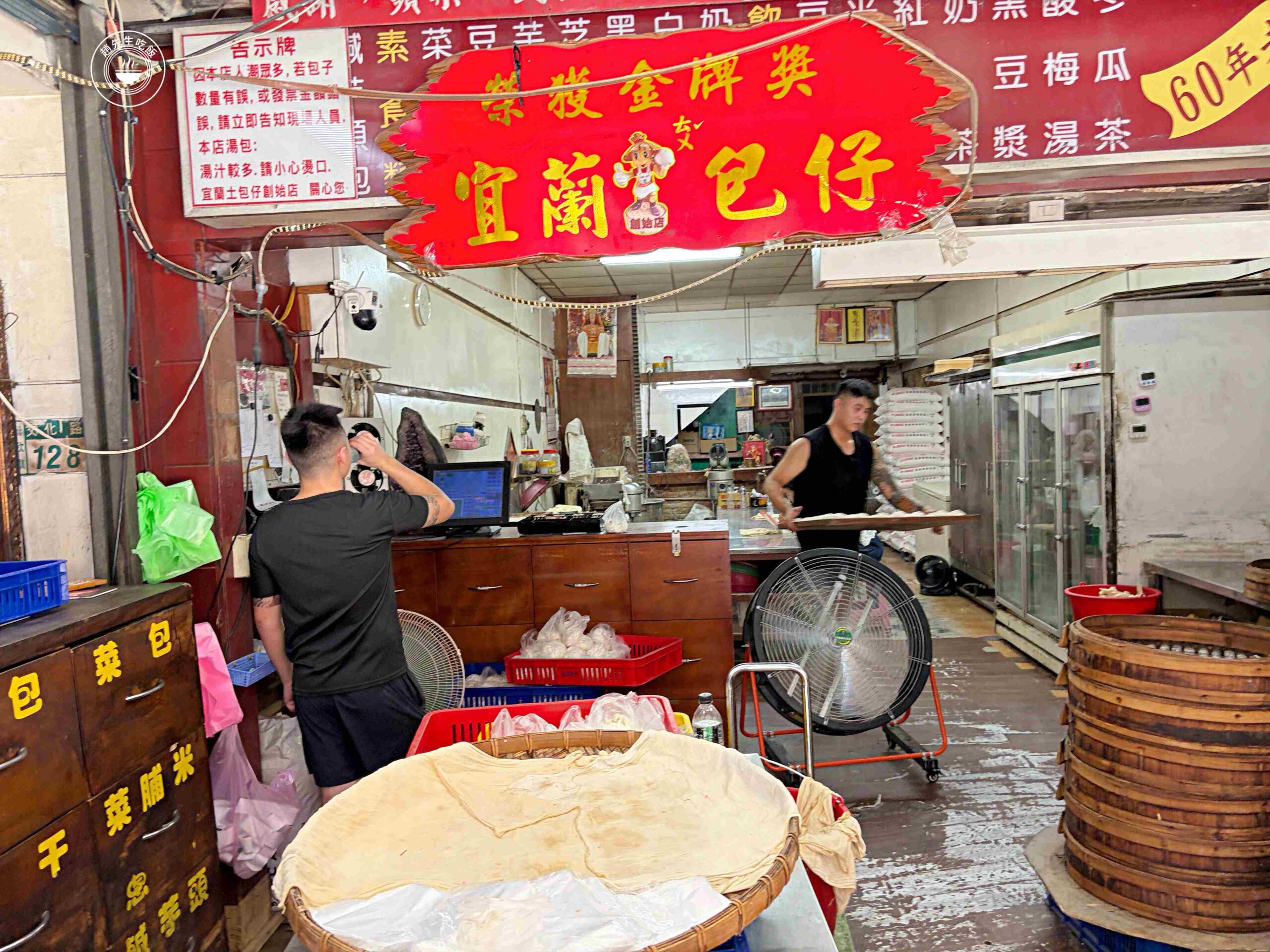 包手賣包子的老闆真狠，各種包子通通15元，大顆又好吃，大家狂買！ @趙先生吃飯