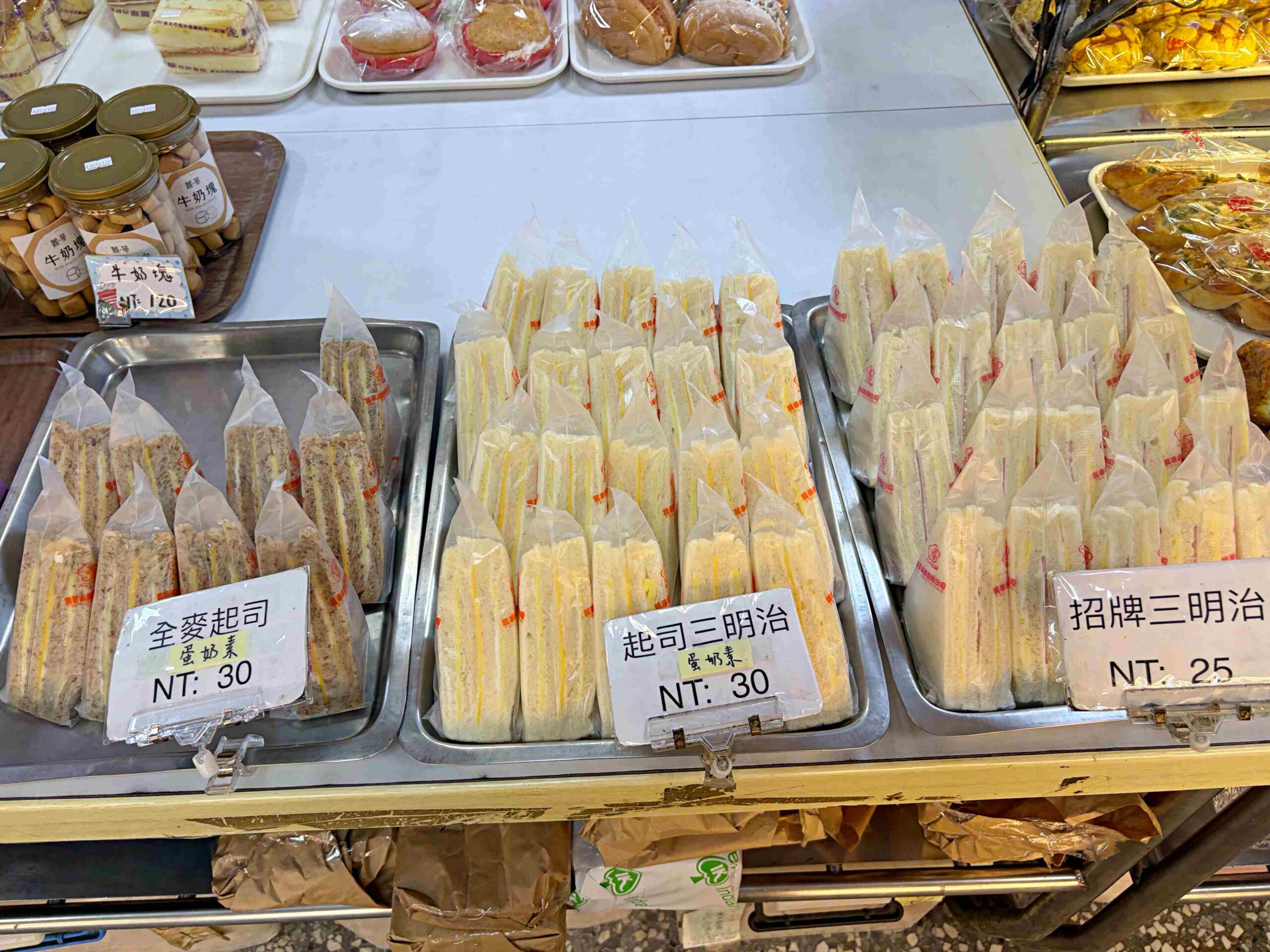 朋友說，這家比紅瑞珍更便宜，一個才25元！還有麵包也超好吃 @趙先生吃飯