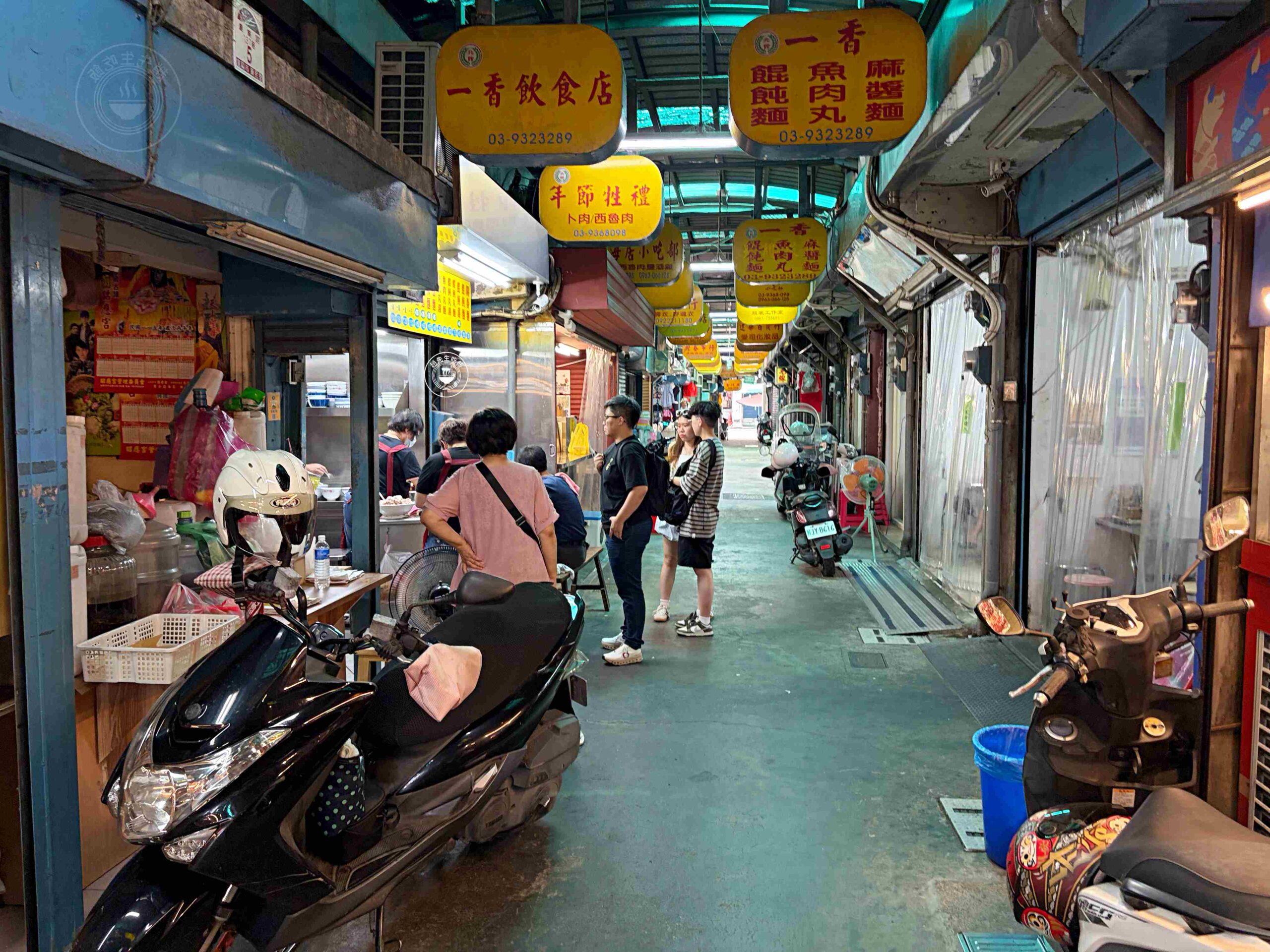 太有趣了！在地人都直接騎車到攤位前買麵，70年老麵店，麻醬餛飩都是招牌 @趙先生吃飯