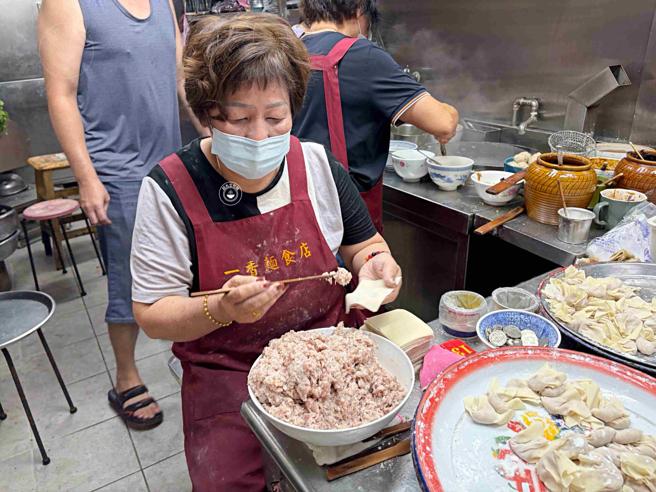 太有趣了！在地人都直接騎車到攤位前買麵，70年老麵店，麻醬餛飩都是招牌 @趙先生吃飯