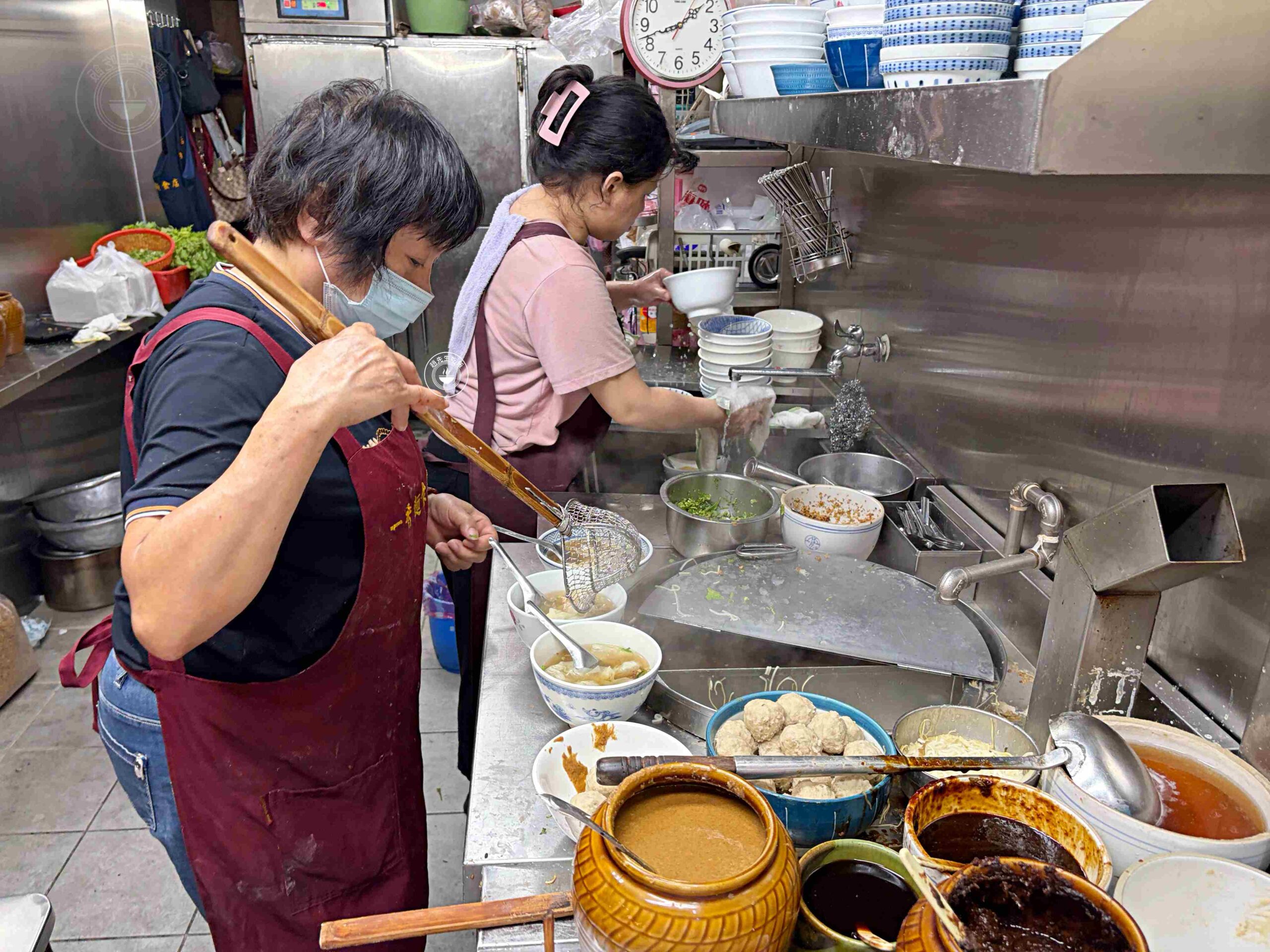 太有趣了！在地人都直接騎車到攤位前買麵，70年老麵店，麻醬餛飩都是招牌 @趙先生吃飯