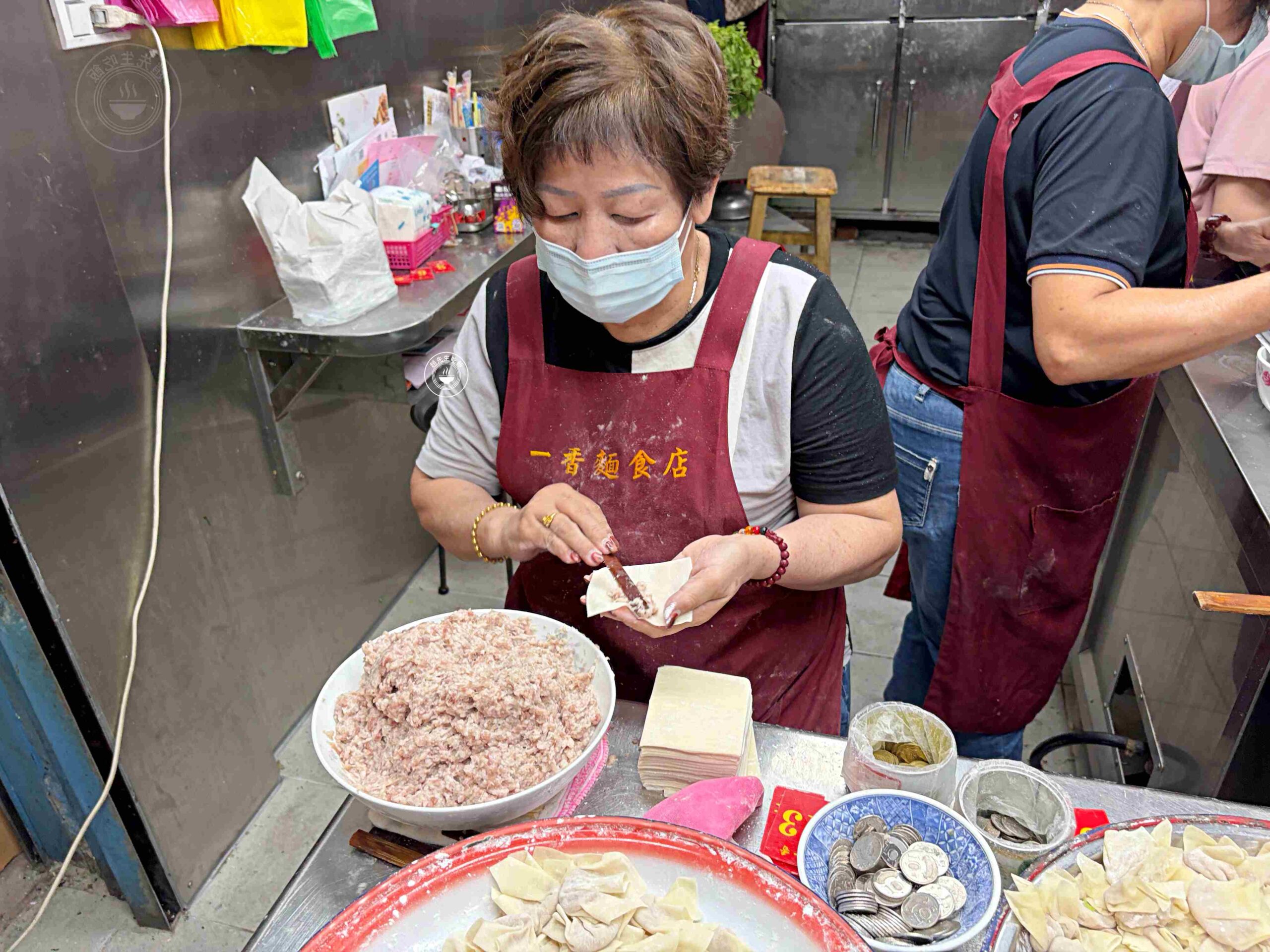 太有趣了！在地人都直接騎車到攤位前買麵，70年老麵店，麻醬餛飩都是招牌 @趙先生吃飯
