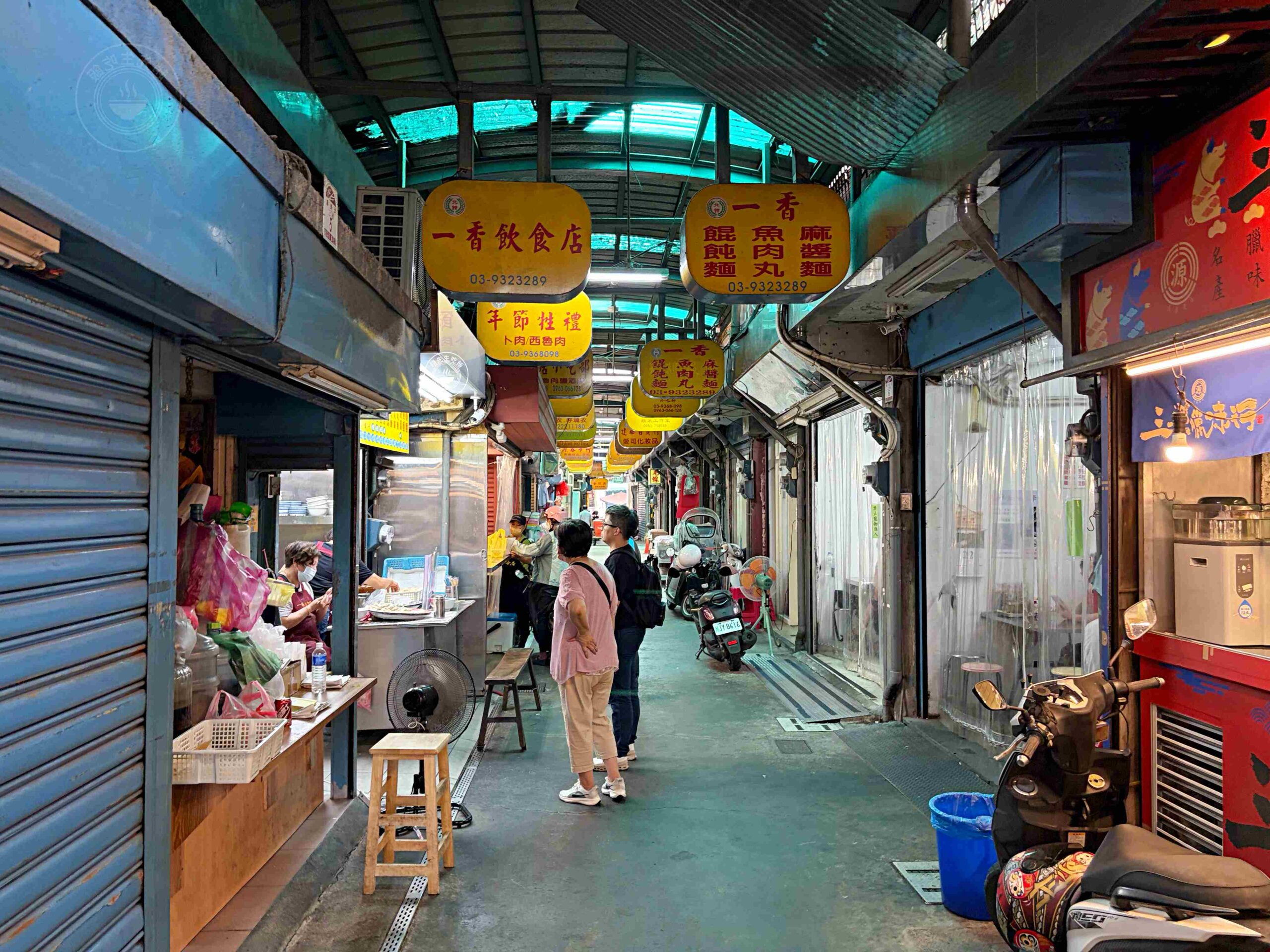 太有趣了！在地人都直接騎車到攤位前買麵，70年老麵店，麻醬餛飩都是招牌 @趙先生吃飯