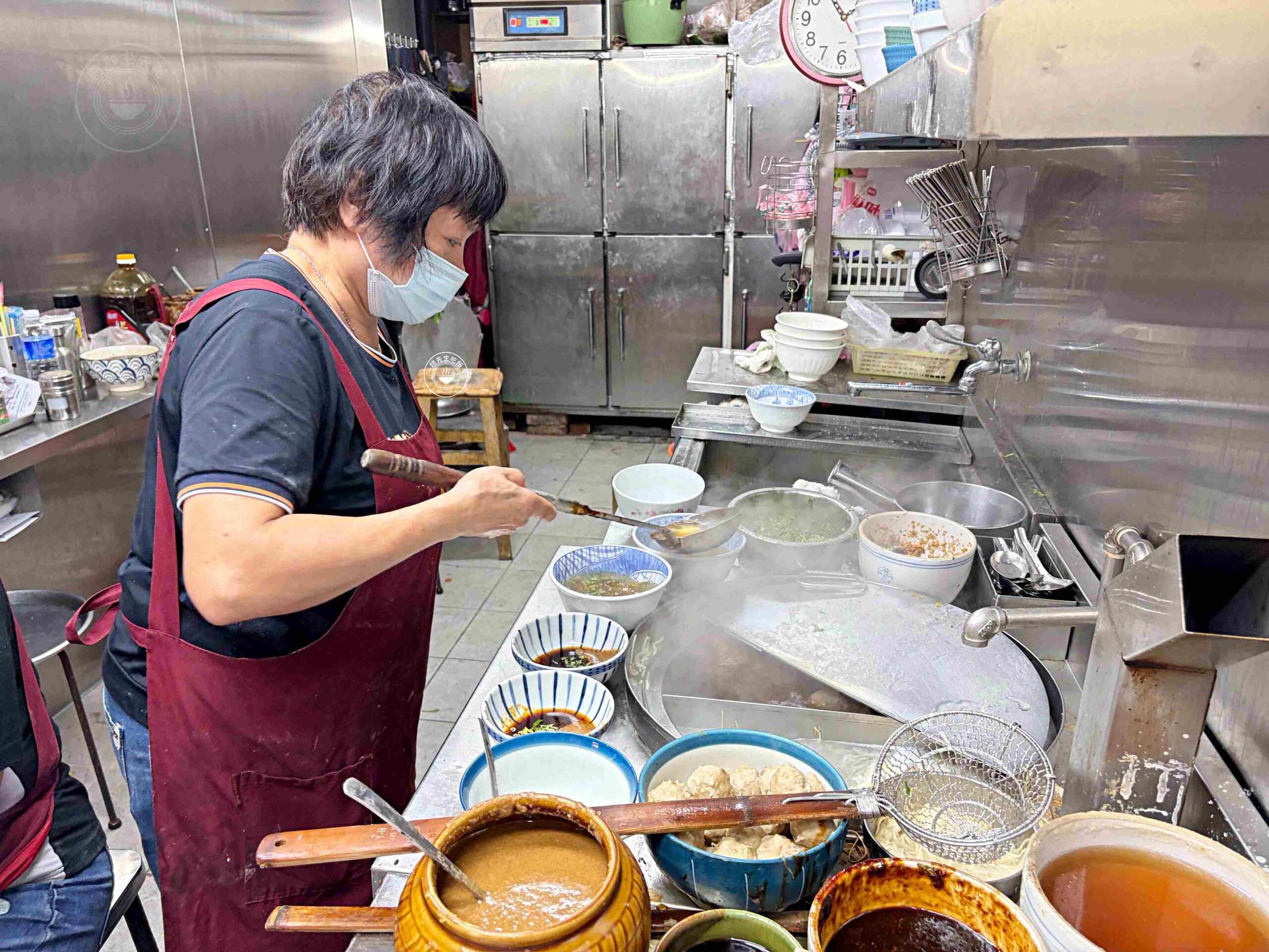 太有趣了！在地人都直接騎車到攤位前買麵，70年老麵店，麻醬餛飩都是招牌 @趙先生吃飯
