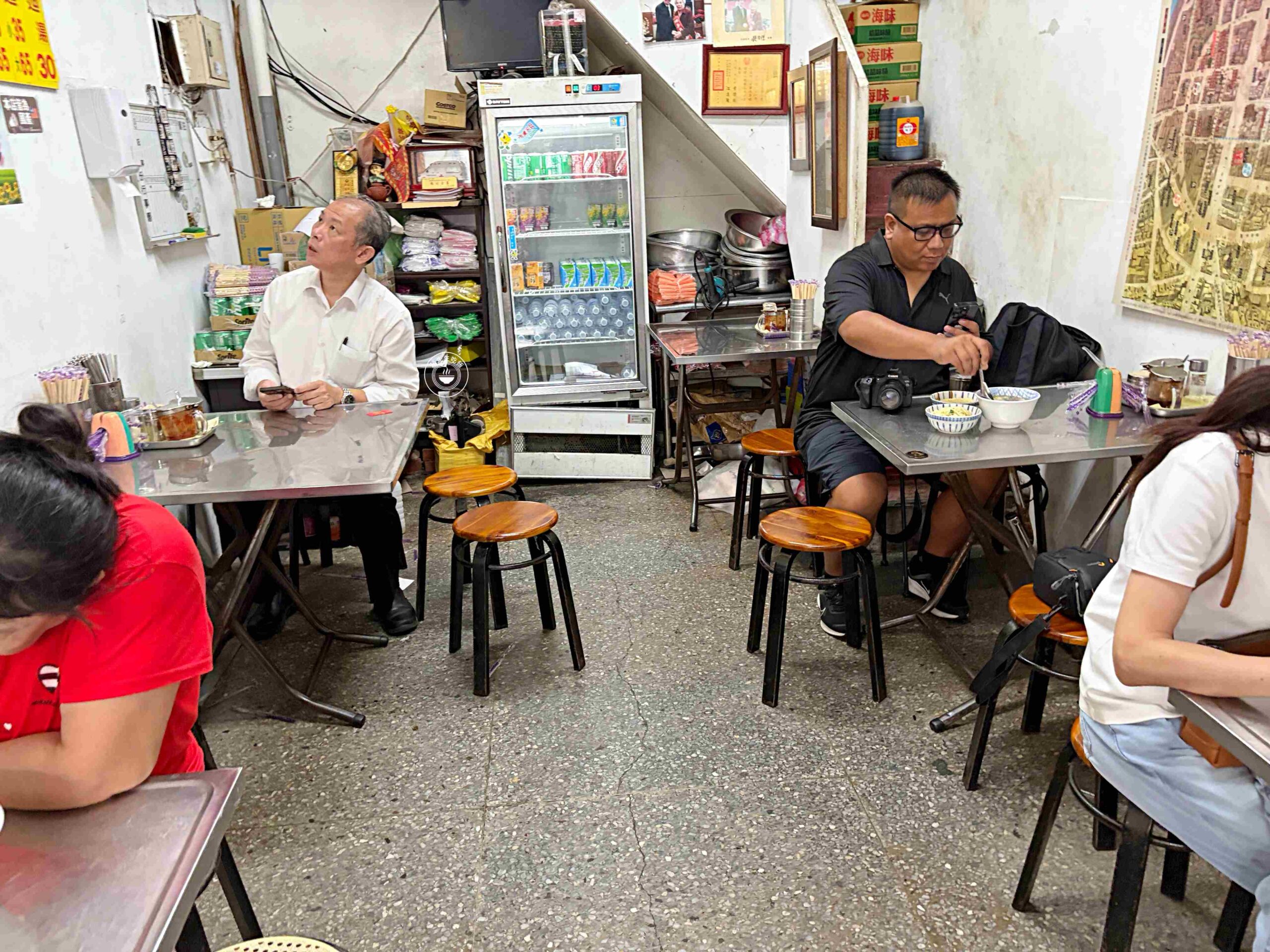 太有趣了！在地人都直接騎車到攤位前買麵，70年老麵店，麻醬餛飩都是招牌 @趙先生吃飯