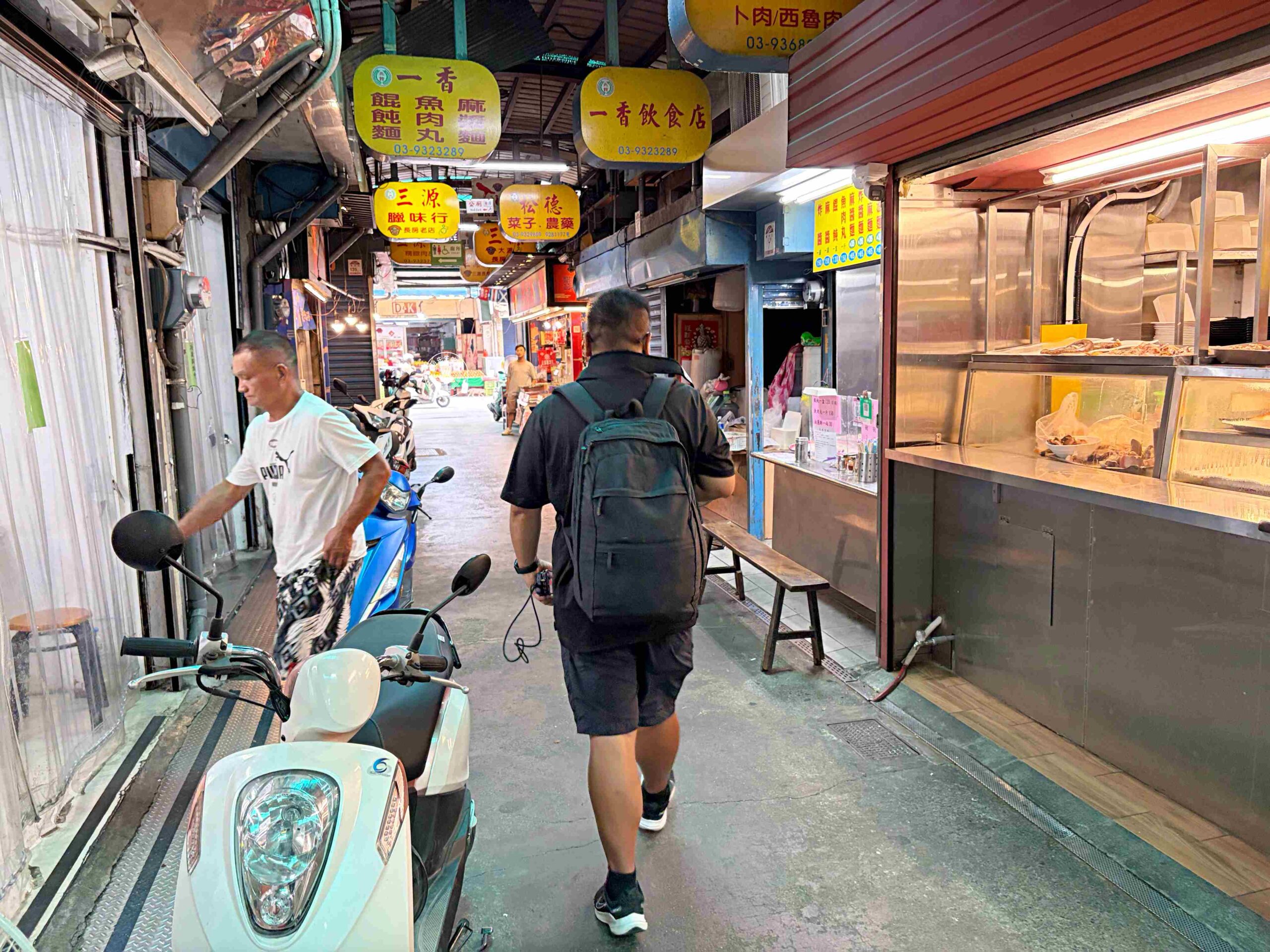 太有趣了！在地人都直接騎車到攤位前買麵，70年老麵店，麻醬餛飩都是招牌 @趙先生吃飯
