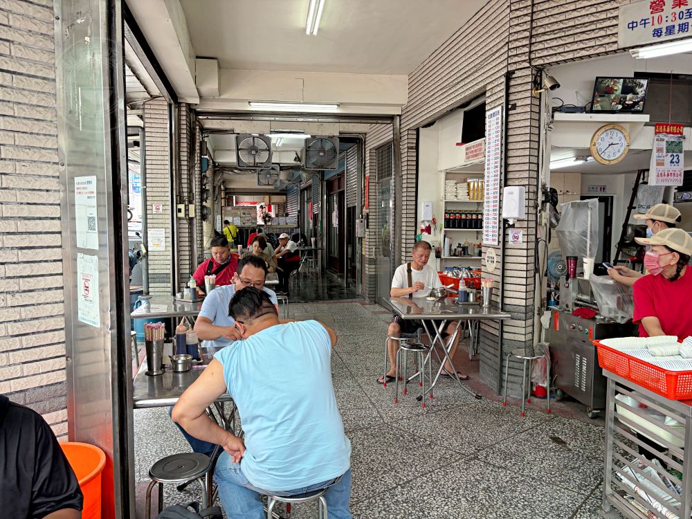 大顆水餃才6元,在地人帶路才找到,重點是蒜頭還吃到飽,酸辣湯也必點 @趙先生吃飯 大顆水餃才6元,在地人帶路才找到,重點是蒜頭還吃到飽,酸辣湯也必點 @趙先生吃飯