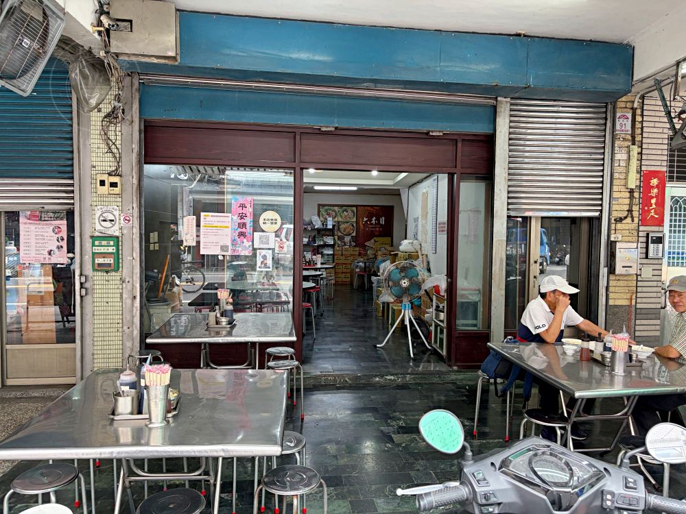 大顆水餃才6元，在地人帶路才找到，重點是蒜頭還吃到飽，酸辣湯也必點 @趙先生吃飯
