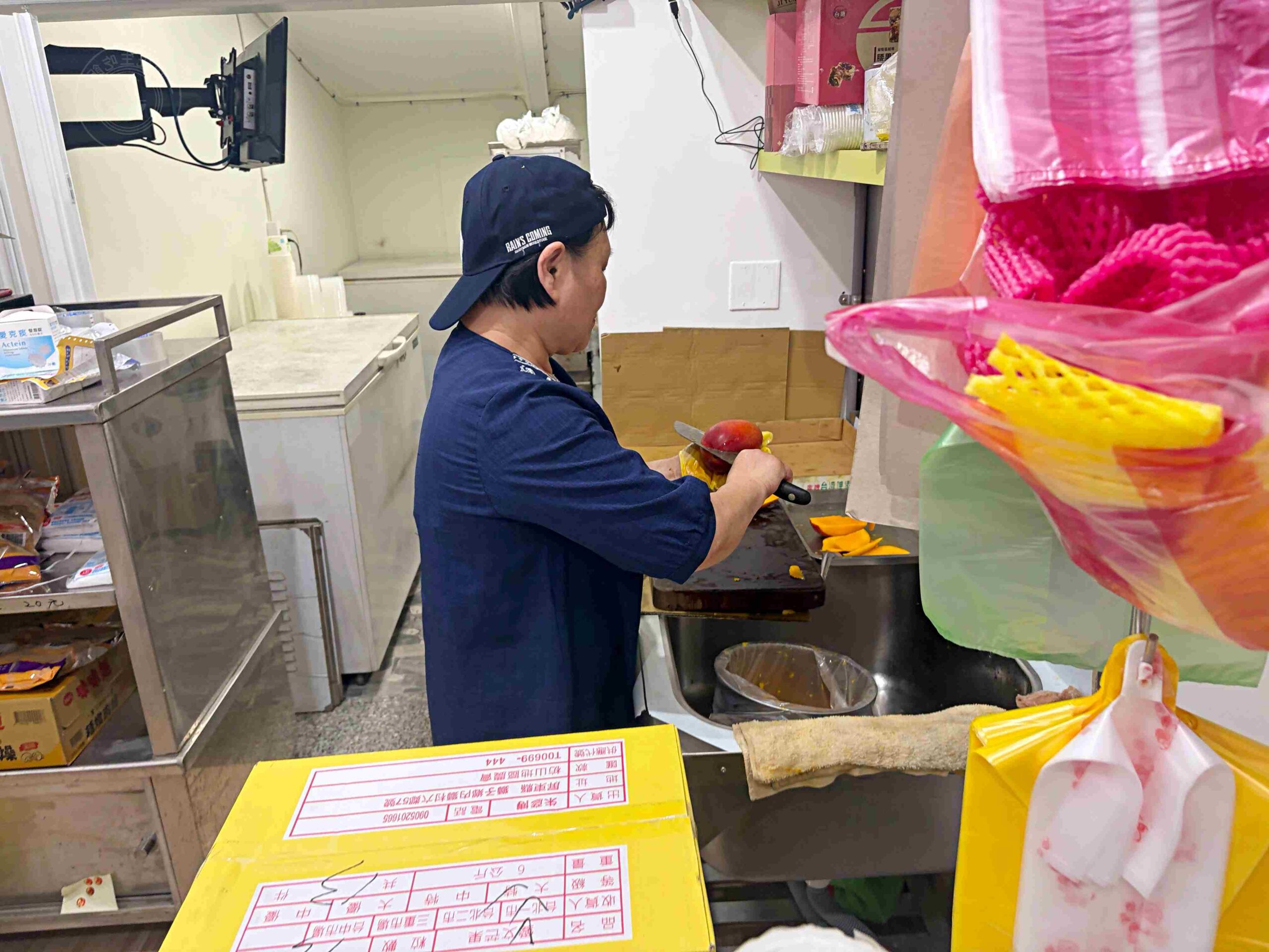 偏僻的雜貨店，不要隨便進去，會發現大家其實都來買天然水果冰！ @趙先生吃飯