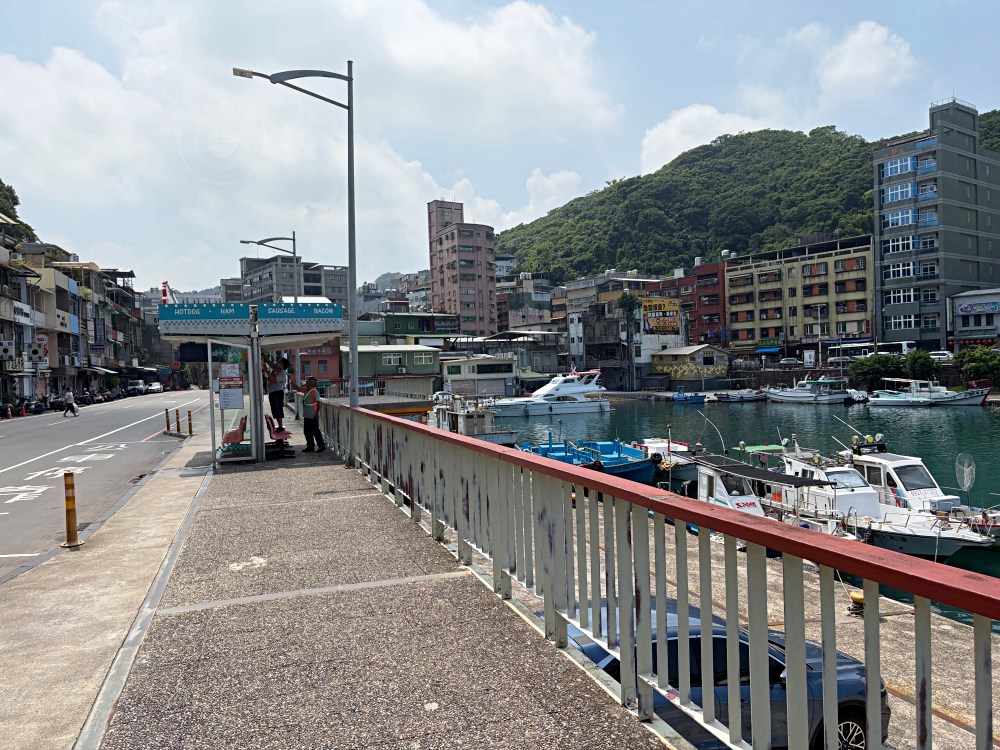在地知名碳烤吉古拉，護目鏡老闆真狠，在偏僻地方，卻常常三小時就賣完 @趙先生吃飯
