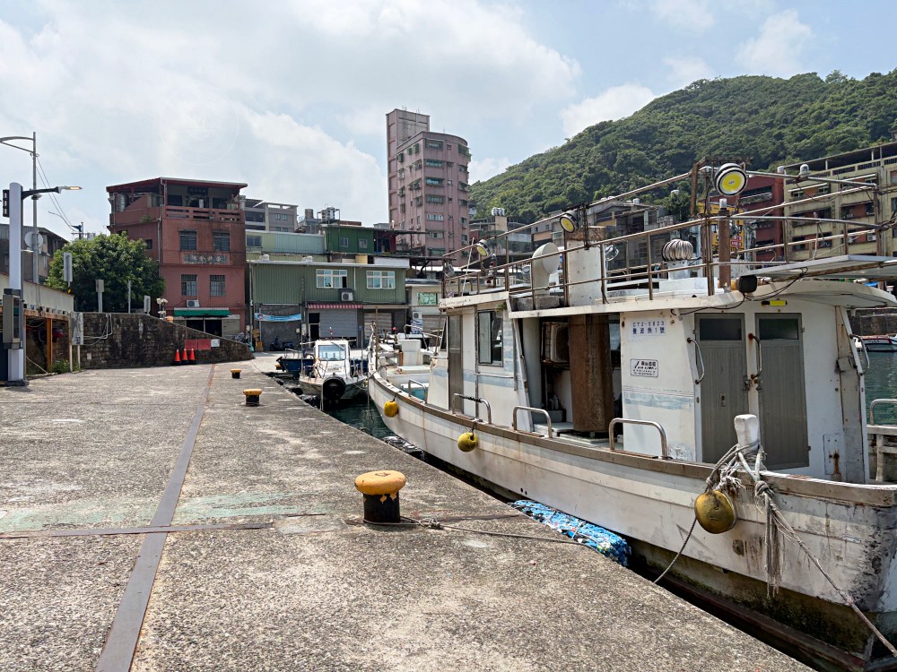 在地知名碳烤吉古拉，護目鏡老闆真狠，在偏僻地方，卻常常三小時就賣完 @趙先生吃飯