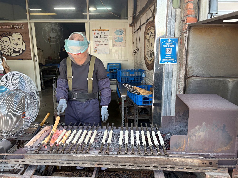在地知名碳烤吉古拉，護目鏡老闆真狠，在偏僻地方，卻常常三小時就賣完 @趙先生吃飯