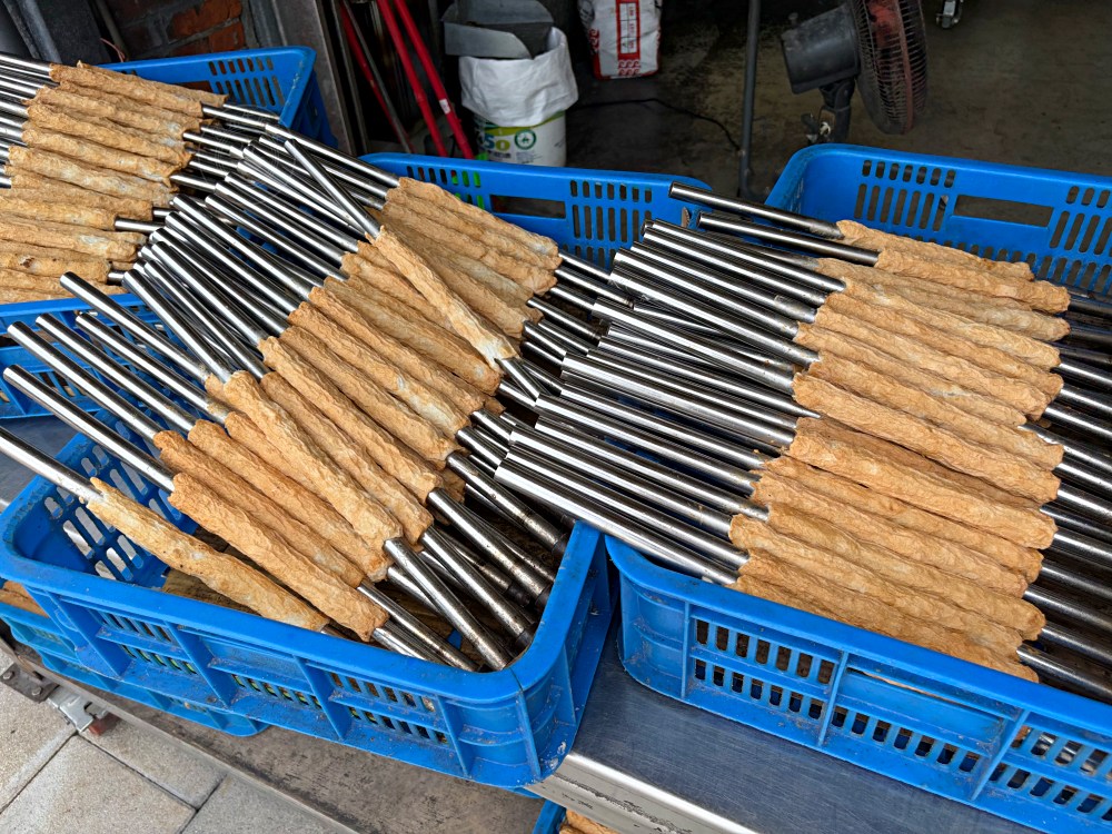 在地知名碳烤吉古拉，護目鏡老闆真狠，在偏僻地方，卻常常三小時就賣完 @趙先生吃飯