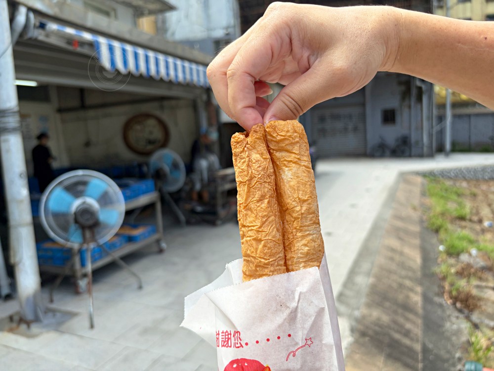 在地知名碳烤吉古拉，護目鏡老闆真狠，在偏僻地方，卻常常三小時就賣完 @趙先生吃飯