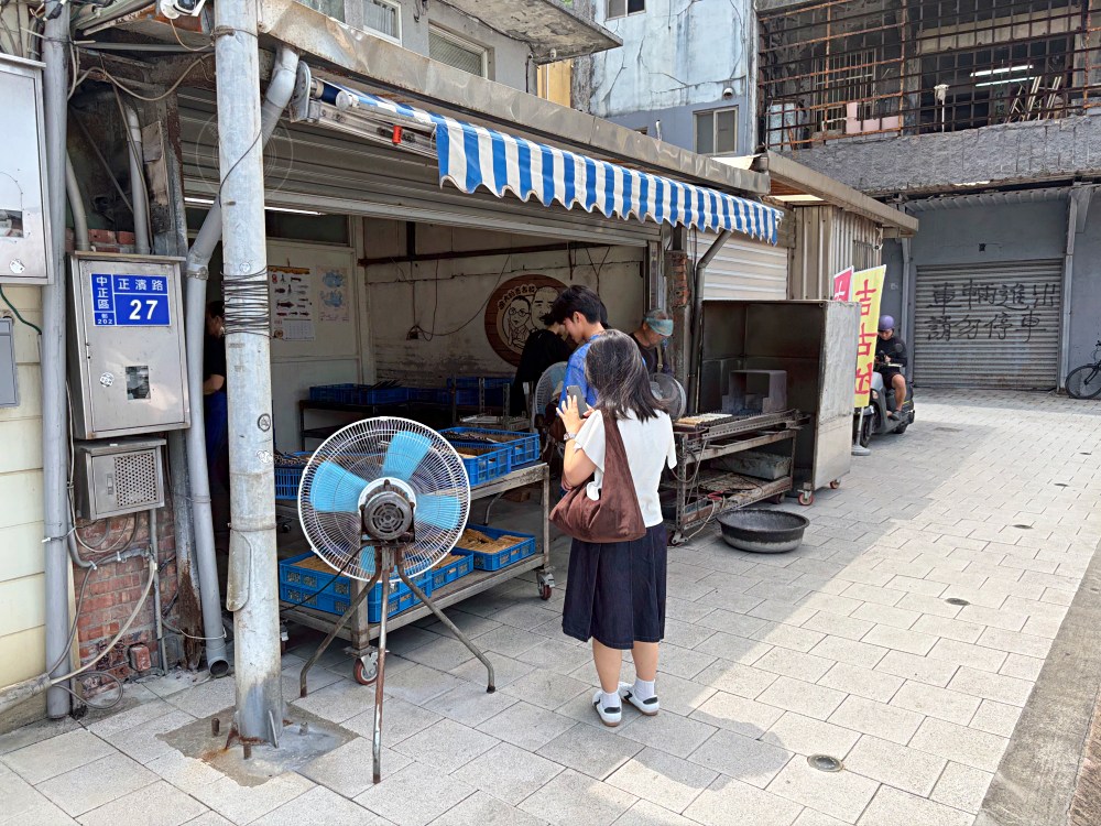 在地知名碳烤吉古拉，護目鏡老闆真狠，在偏僻地方，卻常常三小時就賣完 @趙先生吃飯