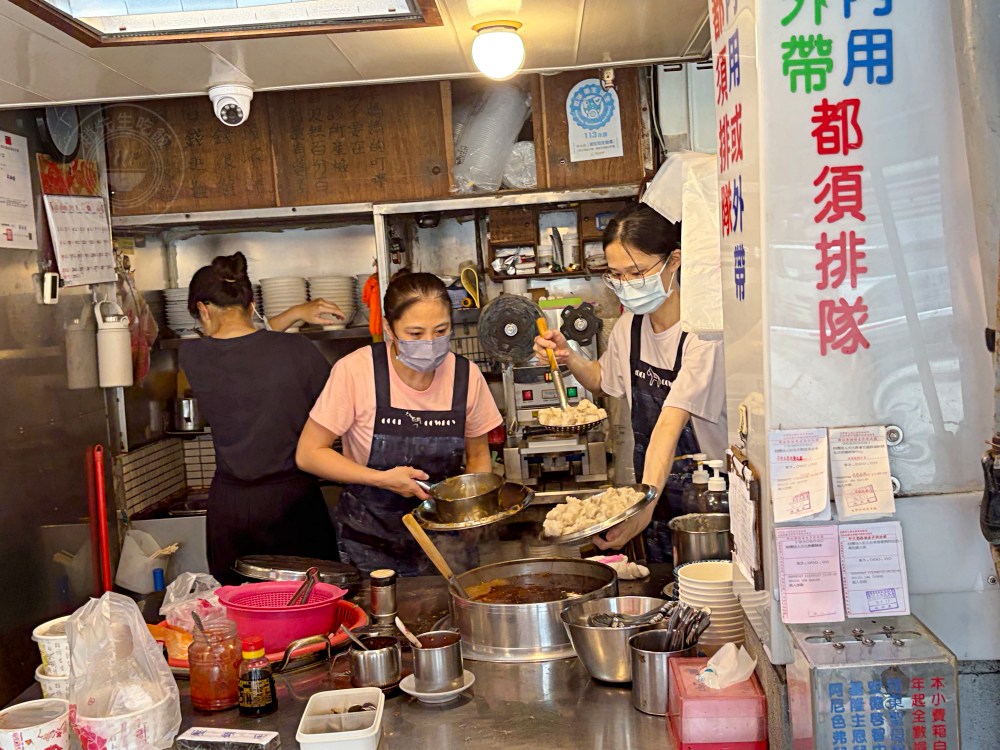 路旁的麵線攤，很多人吃了嘴巴就關不起來，魚漿包大腸口感特別，常不夠賣 @趙先生吃飯