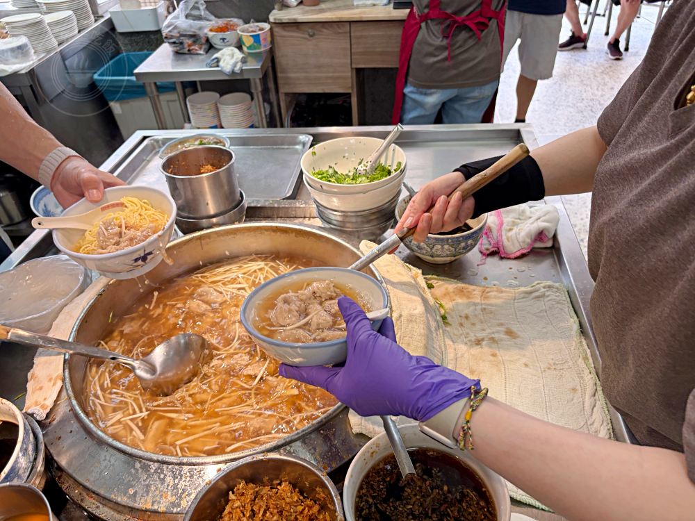 這家肉羹湯份量有夠多,吃不完別來,滷肉飯、豬腳肉也是招牌! @趙先生吃飯 這家肉羹湯份量有夠多,吃不完別來,滷肉飯、豬腳肉也是招牌! @趙先生吃飯