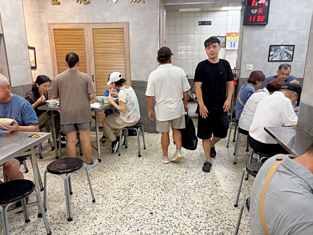 這家肉羹湯份量有夠多，吃不完別來，滷肉飯、豬腳肉也是招牌！ @趙先生吃飯