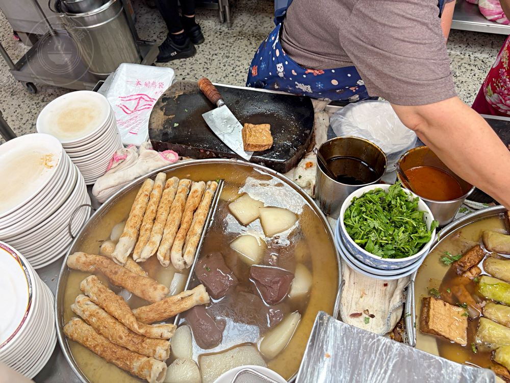 這家肉羹湯份量有夠多，吃不完別來，滷肉飯、豬腳肉也是招牌！ @趙先生吃飯