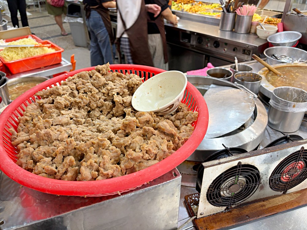 90元的便當店，肉片超厚，還有三樣新鮮配菜，每天超多人來買！ @趙先生吃飯