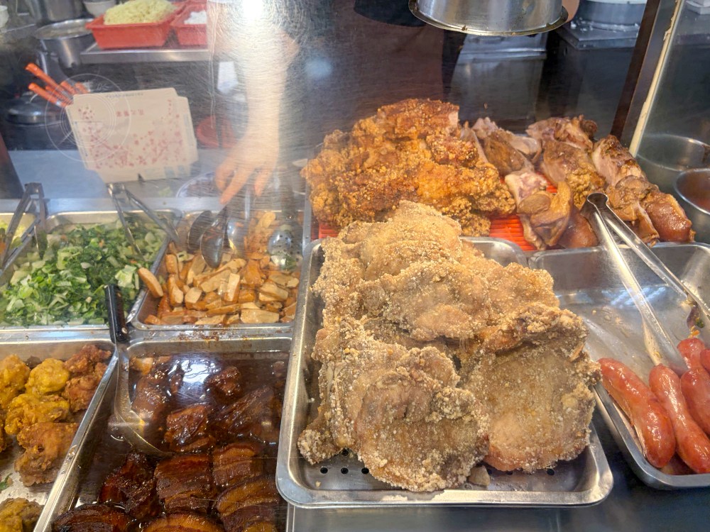 90元的便當店，肉片超厚，還有三樣新鮮配菜，每天超多人來買！ @趙先生吃飯