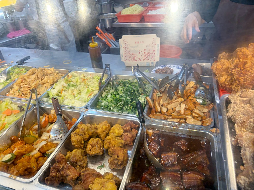 90元的便當店，肉片超厚，還有三樣新鮮配菜，每天超多人來買！ @趙先生吃飯