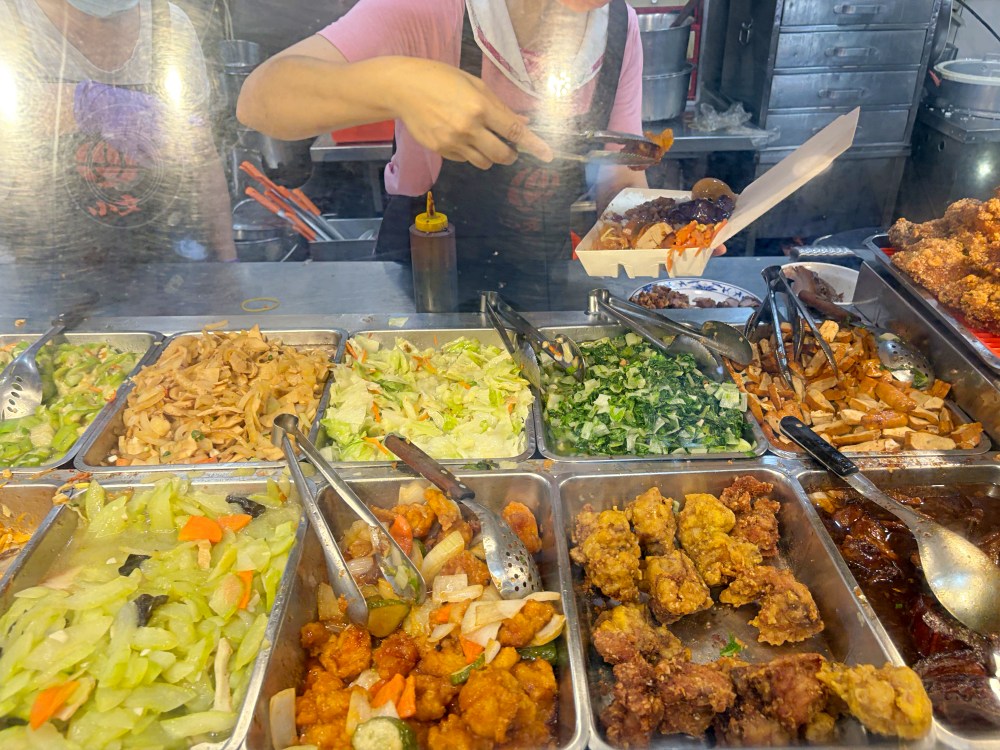 90元的便當店，肉片超厚，還有三樣新鮮配菜，每天超多人來買！ @趙先生吃飯