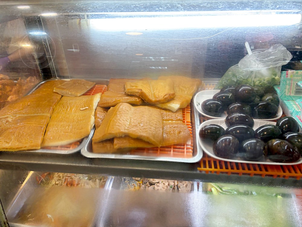 90元的便當店，肉片超厚，還有三樣新鮮配菜，每天超多人來買！ @趙先生吃飯