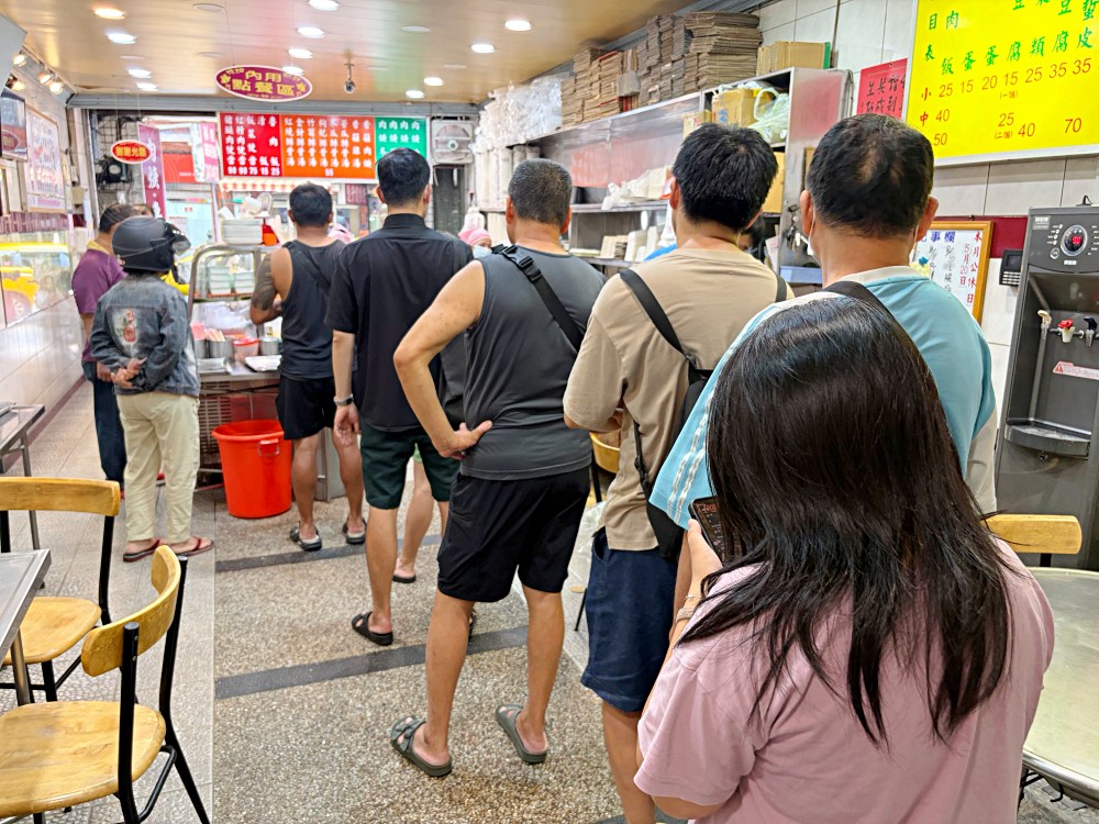 90元的便當店，肉片超厚，還有三樣新鮮配菜，每天超多人來買！ @趙先生吃飯
