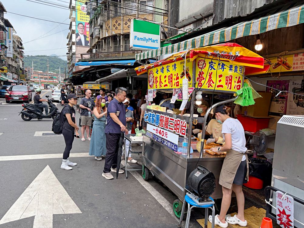 這女人真狠，營養三明治塞超多料才40元，吃一條就超飽，下午就排隊 @趙先生吃飯