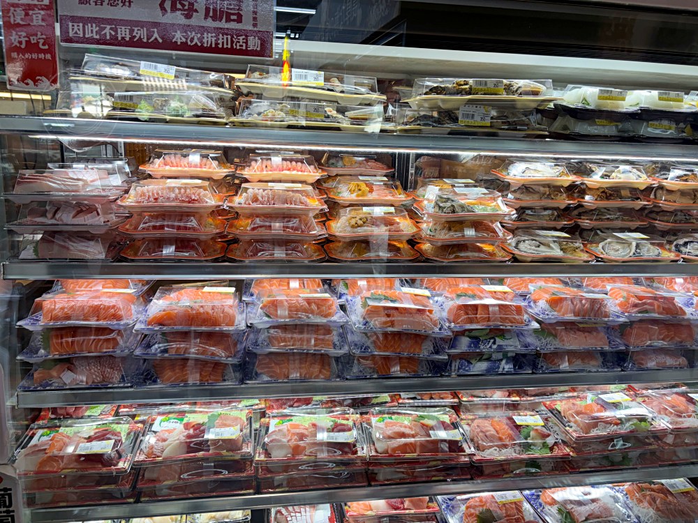 號稱台版築地市場跟水產好市多，海產、生魚片超大盒、牛豬肉無敵好吃 @趙先生吃飯