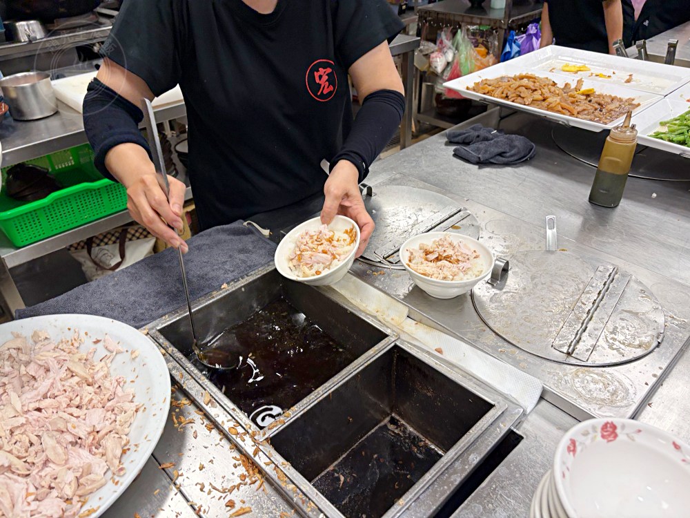 在地人說,只吃這家的嘉義雞肉飯,雞肉口感超強,油蔥酥雞油一流! @趙先生吃飯 在地人說,只吃這家的嘉義雞肉飯,雞肉口感超強,油蔥酥雞油一流! @趙先生吃飯