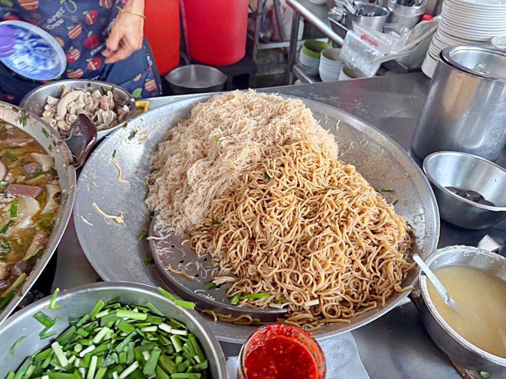 大姐的豬雜湯60元滿滿一碗，你想得到豬雜通通有，在地人帶路才知道！ @趙先生吃飯