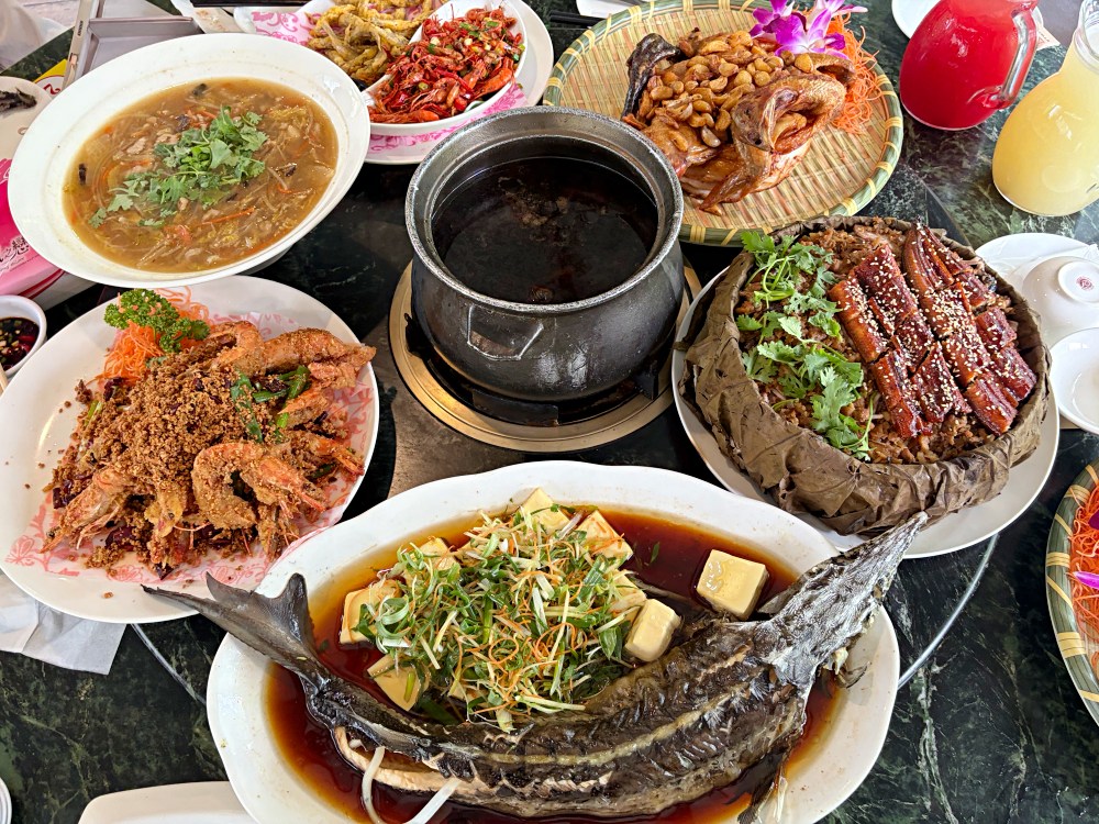 在地人帶路才知道，就連日本人也都超愛來吃的小吃，滷肉飯、排骨必點 @趙先生吃飯