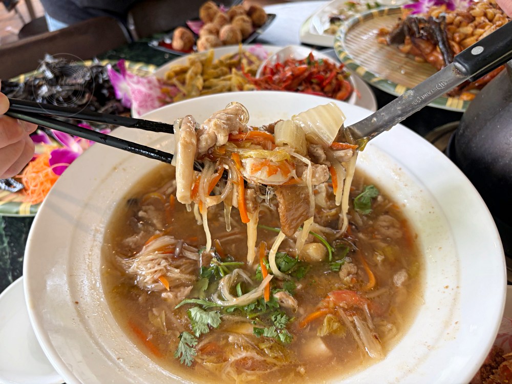 超便宜土雞餐廳，超多人包遊覽車來吃，重點是點滿一桌超便宜還打包！ @趙先生吃飯